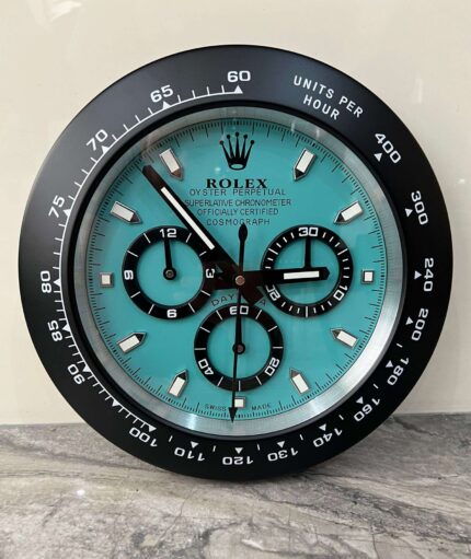 Luxurious wall in Dayton in silver bezel with blue face
