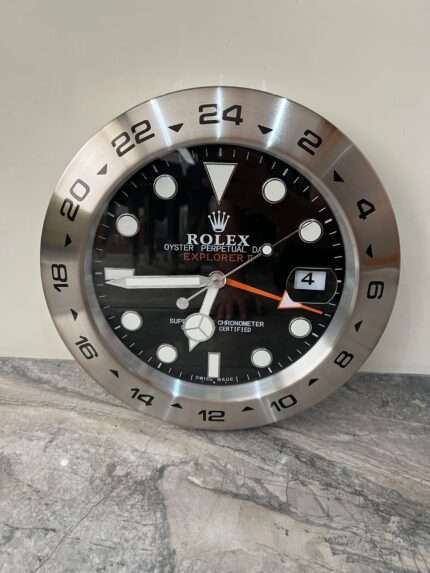 Luxurious wall in Dayton in silver bezel with black face
